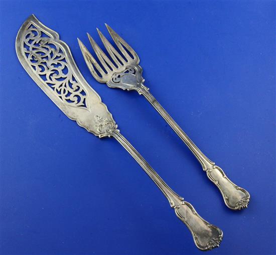 A pair of Victorian silver Princes pattern fish servers, 9 oz.